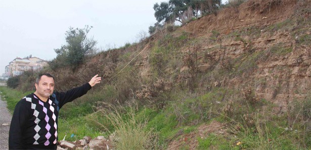 D-400 karayolu kenarında insan iskeleti