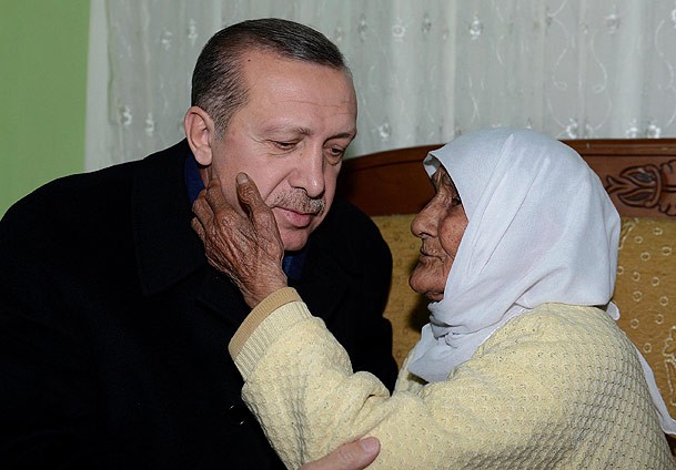 Erdoğan'dan 101 yaşındaki nineye ziyaret