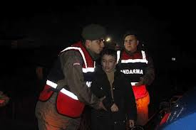 Babası ölen çocuğa asker şefkati VİDEO