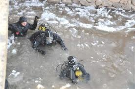 Buzlu suda didik didik aradılar