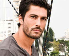 Ünlü oyuncuyu tinerciler bıçakladı