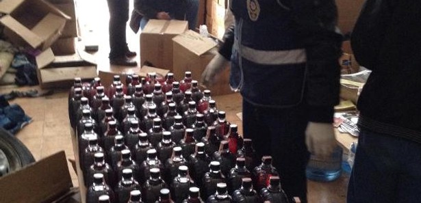 Kaçak içki imalathanesine polis baskını