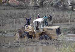 İş makinesi sular altında kaldı