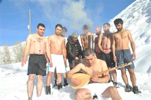 Hakkari'de kar banyosu