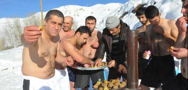 Hakkarili türkücüden kar banyosu