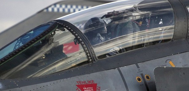 4 Türk pilotun gözaltına alındığı iddiası