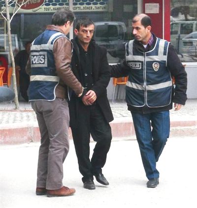 Sevgilisinin boğazından bıçakladığı eşine tampon yapmış