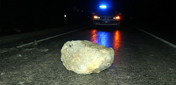 Dağdan kopan kaya parçası, otomobilin üzerine düştü