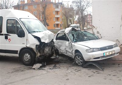 Konya'da öğrenci servisi ile otomobil çarpıştı
