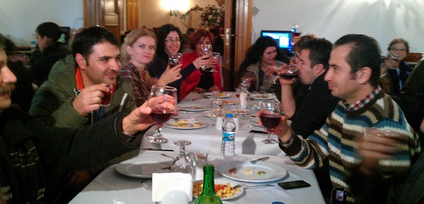 Öğretmenler içki yasağını içerek protesto etti