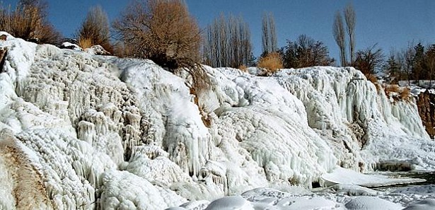 Muradiye Şelalesi dondu