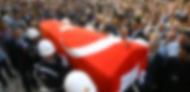 Kaymakamlık binasından düşen polis şehit düştü