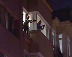 2013’ü eşyalarını atarak karşıladılar