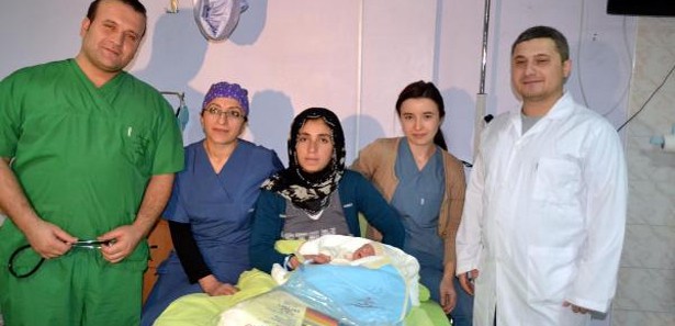 Yeni yılın ilk bebeğine doktorun ismini verdi