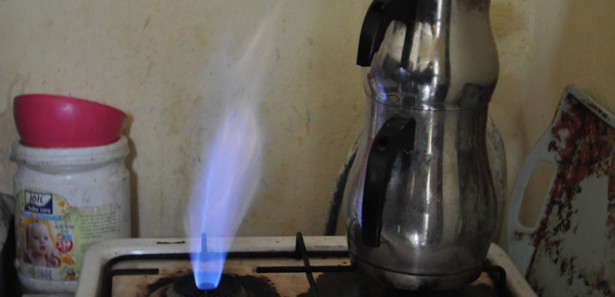 Evinde, ürettiği metan gazını kullanıyor