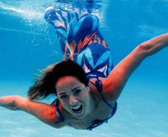 Engelliler yararına denize girdiler