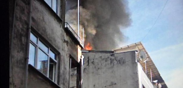 4 katlı binada çıkan yangın korkuttu