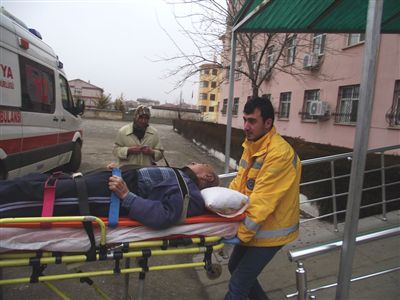 Merdivenlerden düşen yaşlı adam hastanelik oldu