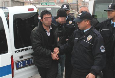 Polis, oto hırsızını çarparak durdurdu