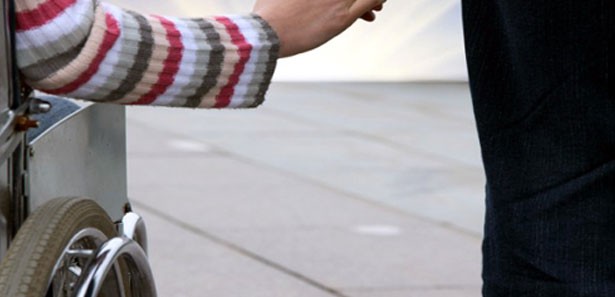 Felçli doğan çocuk robotla yürümeyi öğreniyor