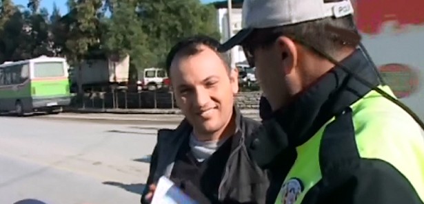 Polisten sürücülere şaka ceza