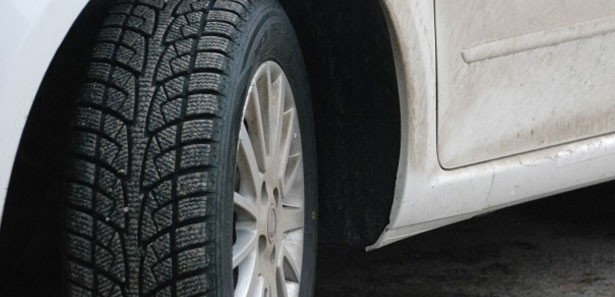 14 otomobilin lastiklerini kestiler