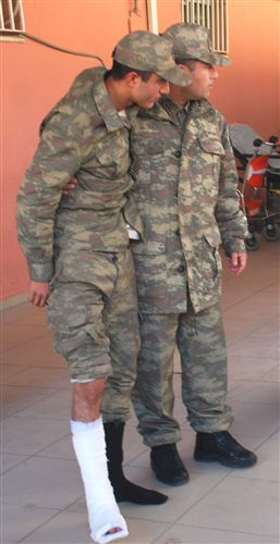 Ayağından vurulan asker hastaneye kaldırıldı