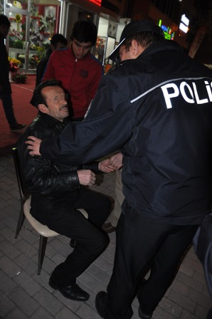 Yol ortasında aracında uyuya kaldı