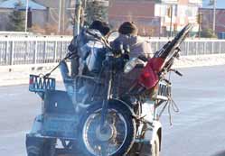 Triportör motosikletleri taşıdı