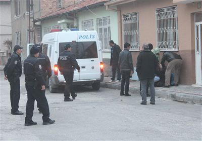 16 yaşındaki çocuk, ev sahibi kadının boğazını kesti