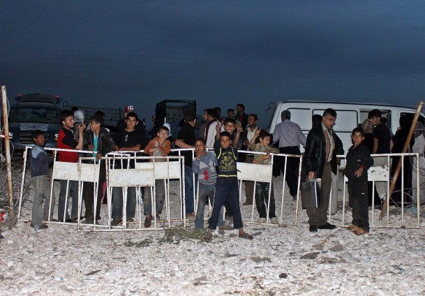 Suriye ordusundan kopuşlar sürüyor