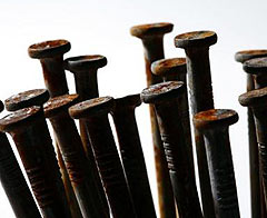 Çivi çakan çaycıya 9 bin TL ceza