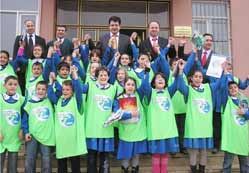 Öğrencilere çevreci yelekleri dağıtt