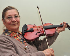 Keman çalmayı 74 yaşında öğrendi