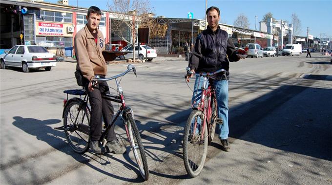 Bisikletli çaycılar iş başında