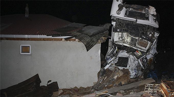 Kamyon bahçeye uçtu