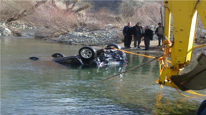 Otomobil şarampole uçtu: 2 ölü!