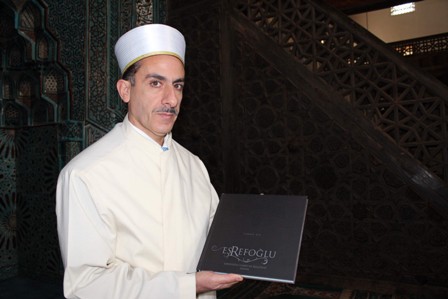 İmamı olduğu tarihi eşrefoğlu camisi’nin kitabını yazdı