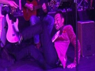 Sahnede yere kapaklandı