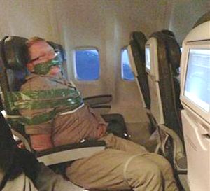 Rezalet çıkaran yolcuyu bağladılar