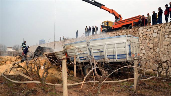 Yardım isteyen sürücü yanarak öldü