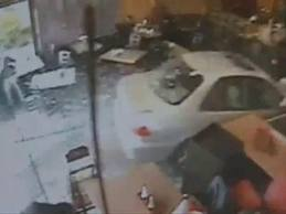 Araç, restoranın içinden geçti VİDEO