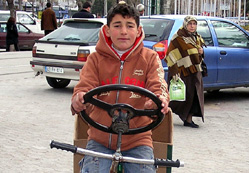 Küçük simitçinin otomobil merakı
