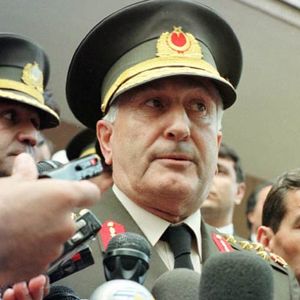 Çevik Bir'e Eşref Bitlis sorgusu