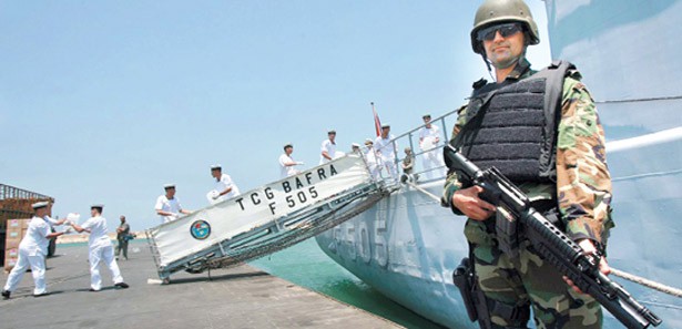 Savaş gemisine kaçak içki baskını: 13 astsubay tutuklandı