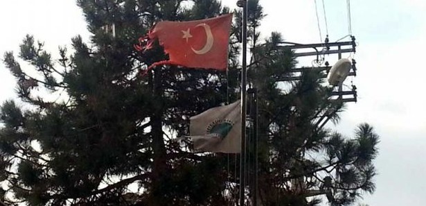 Unutulan Türk Bayrağı parçalandı