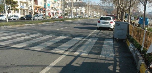 Karadeniz fıkrası gibi yaya yolu çizgileri