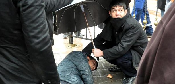 Sara nöbeti geçiren gencin yardımına polis koştu