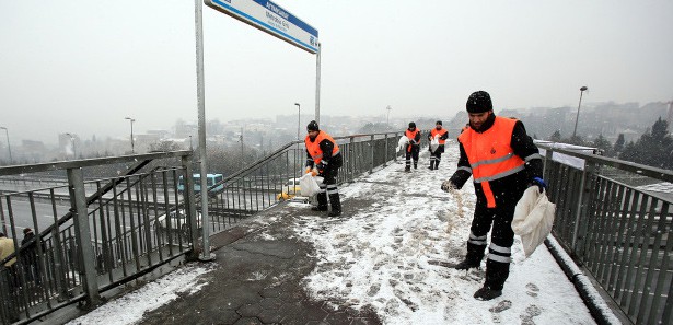 İstanbul'da yılın ilk karı beyaza bürüdü