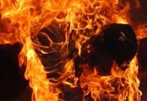 Yalnızlıktan kendini yakıp intihar etti